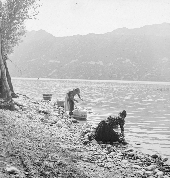 Laveuses au lac du Bourget. Photographie de Charles Giraud. Pv positif de projection 1914 A.473