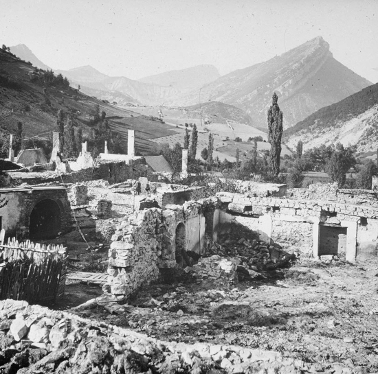 Hameau des Hoches après l’incendie. Photographie de Lucien Poulat. Pv 8,5x10 Positif de projection 1914 B.397