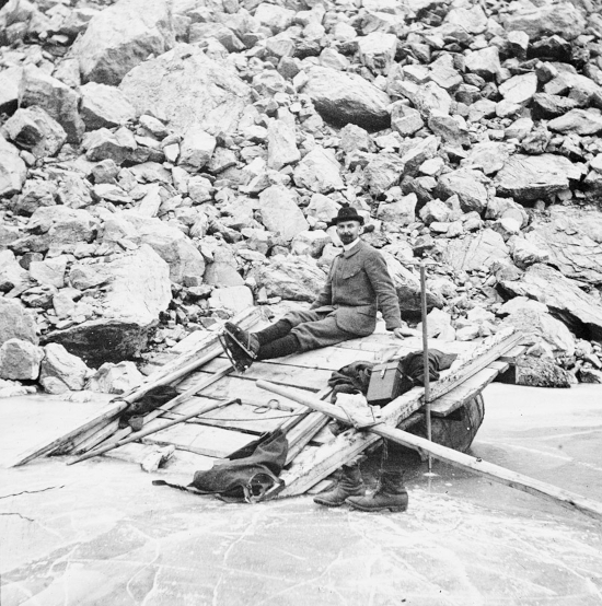 Patinage sur le lac du Crozet. Photographie de Bouchayer. Pv positif de projection 1914 C.346