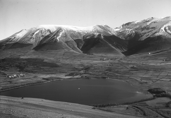 La Pierre Percée. Le lac de Petitchat. Photographie de René Rivière. Pv 8,5x10 Positif de projection 1914 D.55