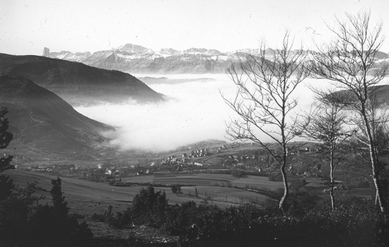 La Motte d’Aveillans et le Vercors, photographie de René Rivière depuis La Pierre Percée, Pv 8,5x10 Positif de projection 1914 D.57