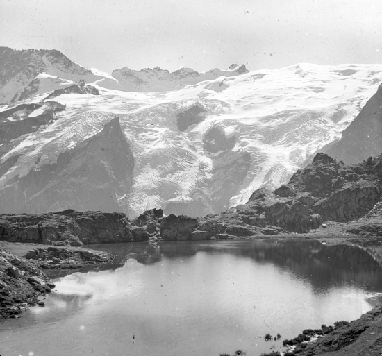 Le lac Cristallin et les glaciers du Mont-de-Lans. Photographie de René Rivière. Pv positif de projection 1914 E.94