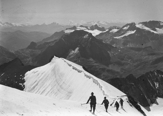 L’Arête et le Massif de Polset. Photographie de Portier depuis La Dent Parrachée. Pv positif de projection 1914 F.19