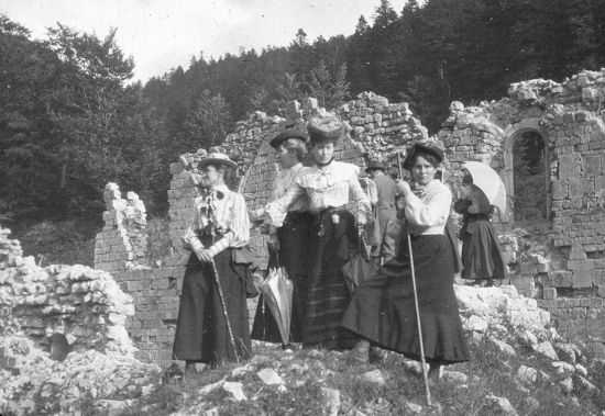 Ruines de la Chartreuse du Durbon. Photographie de Pierre Lory depuis la Vallée du Buech. Pv positif de projection 1914 G.57