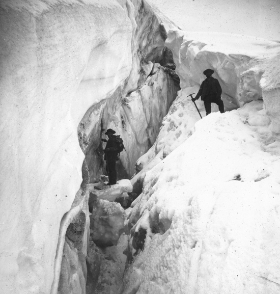 Tête des Fétoules. Le glacier. Une crevasse, photographie de la Société des Touristes du Dauphiné, Pv 8,5x10 Positif de projection 1914 H.182