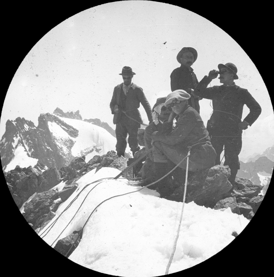 Au sommet du Pic de La Grave. Le Rateau et La Meije. Photographie de René Rivière. Pv 8,5x10 Positif de projection 1914 H.266