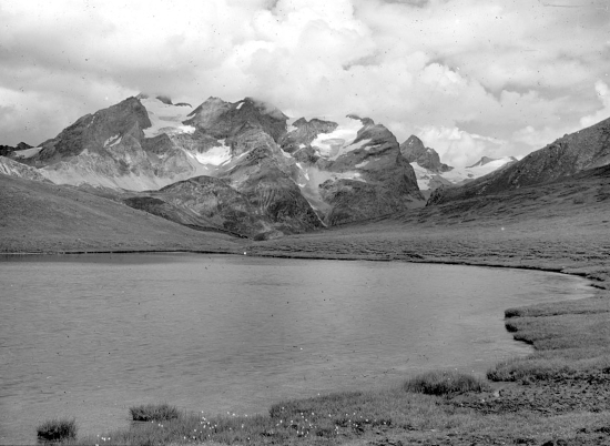 Le lac de l’Ouglietta. Massif de la Tsanteleina. Photographie de René Rivière. Pv 8,5x10 Positif de projection 1914 L.26
