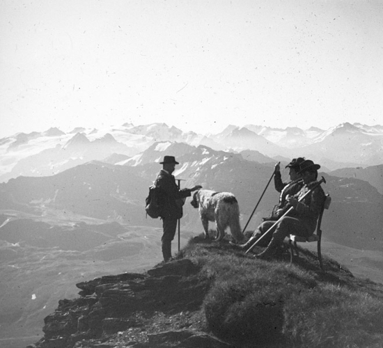 Au sommet du Pic de Lancebranlette. Banc du Touring Club de France. Le Ruitor. Photographie de René Rivière. Pv positif de projection 1914 L.34
