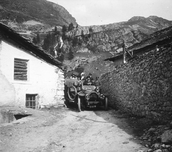 Tignes. L’automobile publique. Photographie de Cartailler depuis la Vallée de l’Isère Pv positif de projection 1914 L.161