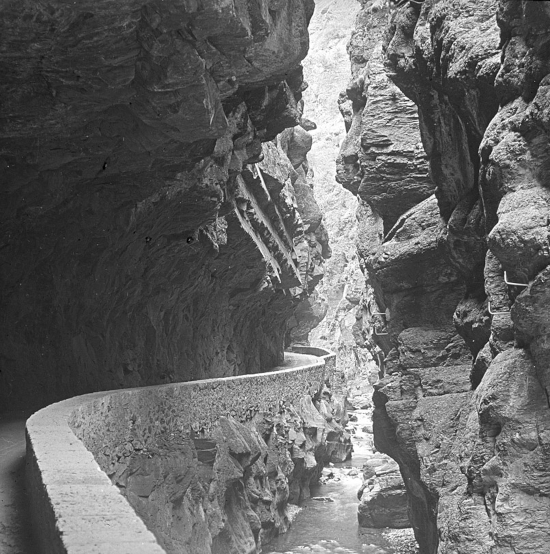 Sortie des gorges supérieures du Cians. Photographie de René Rivière. Pv 8,5x10 Positif de projection 1914 N.157