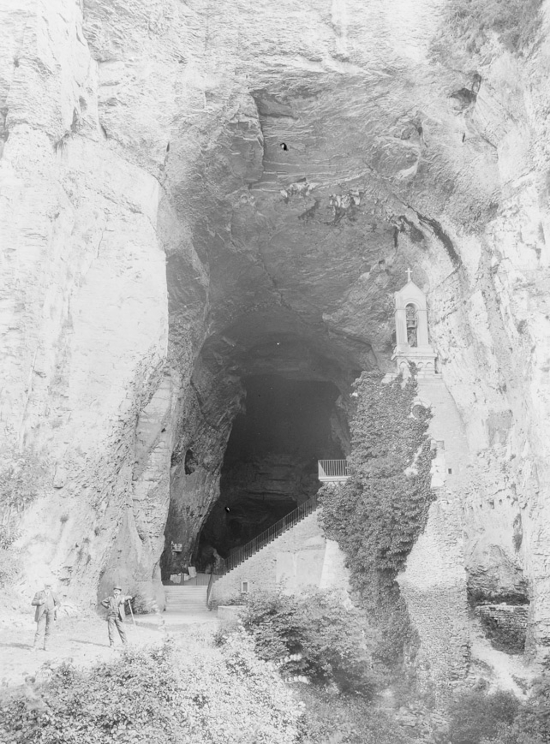 La Balme. Entrée des grottes. Photographie d’Emile Duchemin. Pv 8,5x10 Positif de projection 1914 O.221