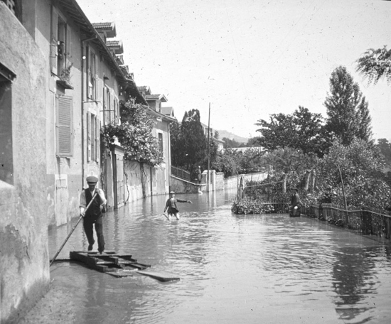 Sur l’Isère. Une crue à La Tronche. Photographie de Lucien Poulat. Pv 8,5x10 Positif de projection 1914 O.408