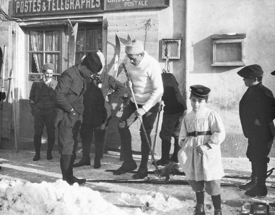 Skieurs dans Monestier de Clermont. Photographie de René Rivière. Pv positif de projection 1914 R.74