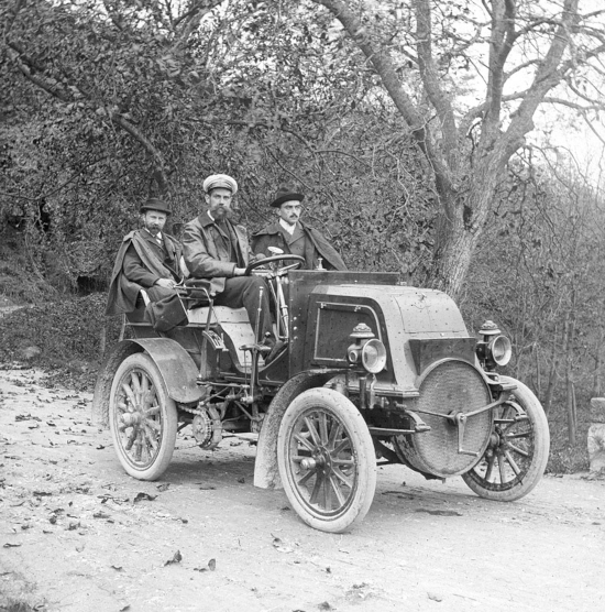 En automobile. Sociétaires de la SDAP. Photographie de René Rivière. Pv positif de projection 1914 S.11