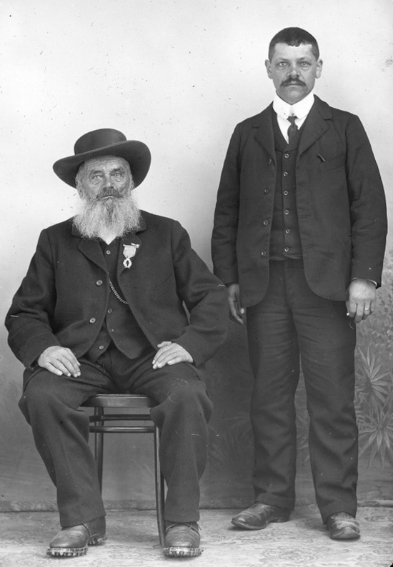 Guides. Le père Gaspard père et son fils. Photographie de Côte. Pv positif de projection 1914 S.99