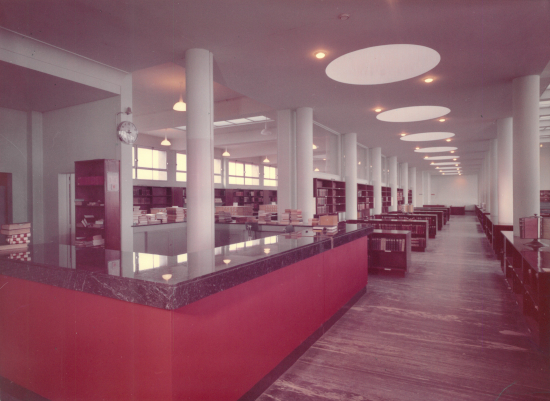 Bibliothèque universitaire de Grenoble : accueil de la salle de lecture du 6e étage en 1960